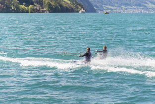 kaiyun官方网站-“快艇冲浪：东三叉湖赛场极速角逐，掀起水上运动的新浪潮”