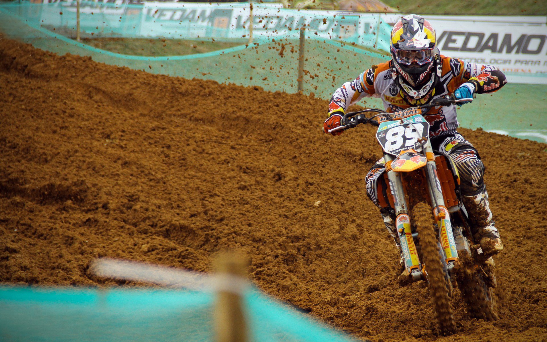 “快艇冲浪:东三叉湖赛场极速角逐,掀起水上运动的新浪潮”